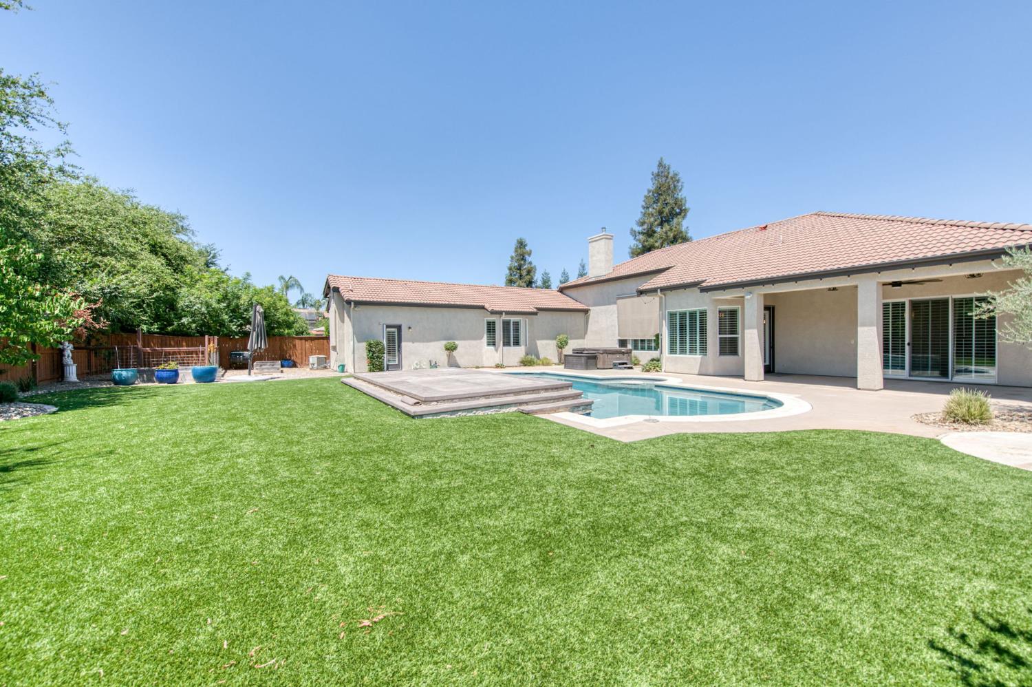 1558 N Oxford Ave, Clovis, CA 93619