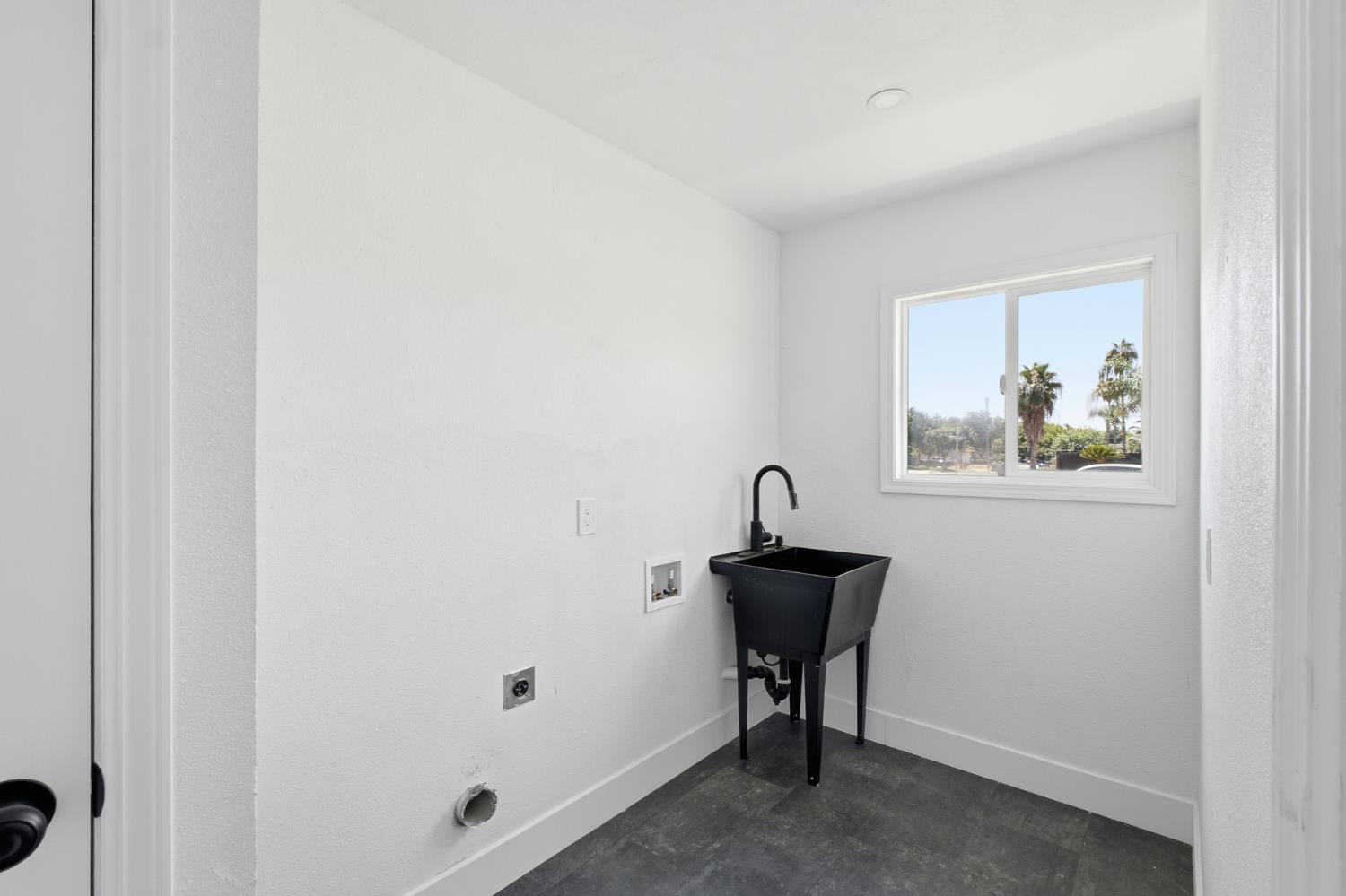 1568 E Calimyrna Ave, Fresno, CA 93710