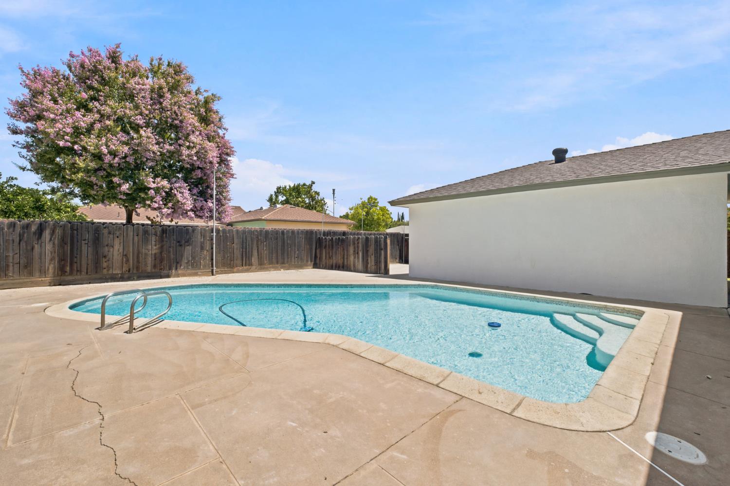 1568 E Calimyrna Ave, Fresno, CA 93710