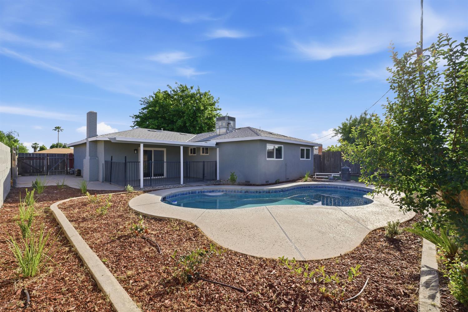 821 W Fairmont Ave, Clovis, CA 93612