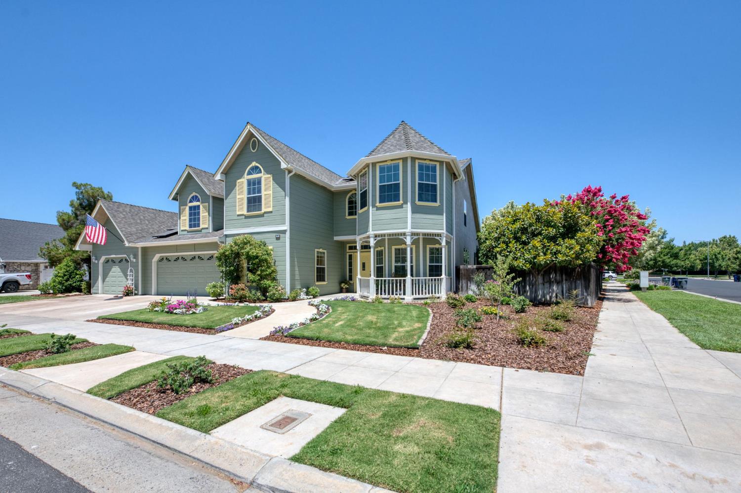 377 Moody Ave, Clovis, CA 93619