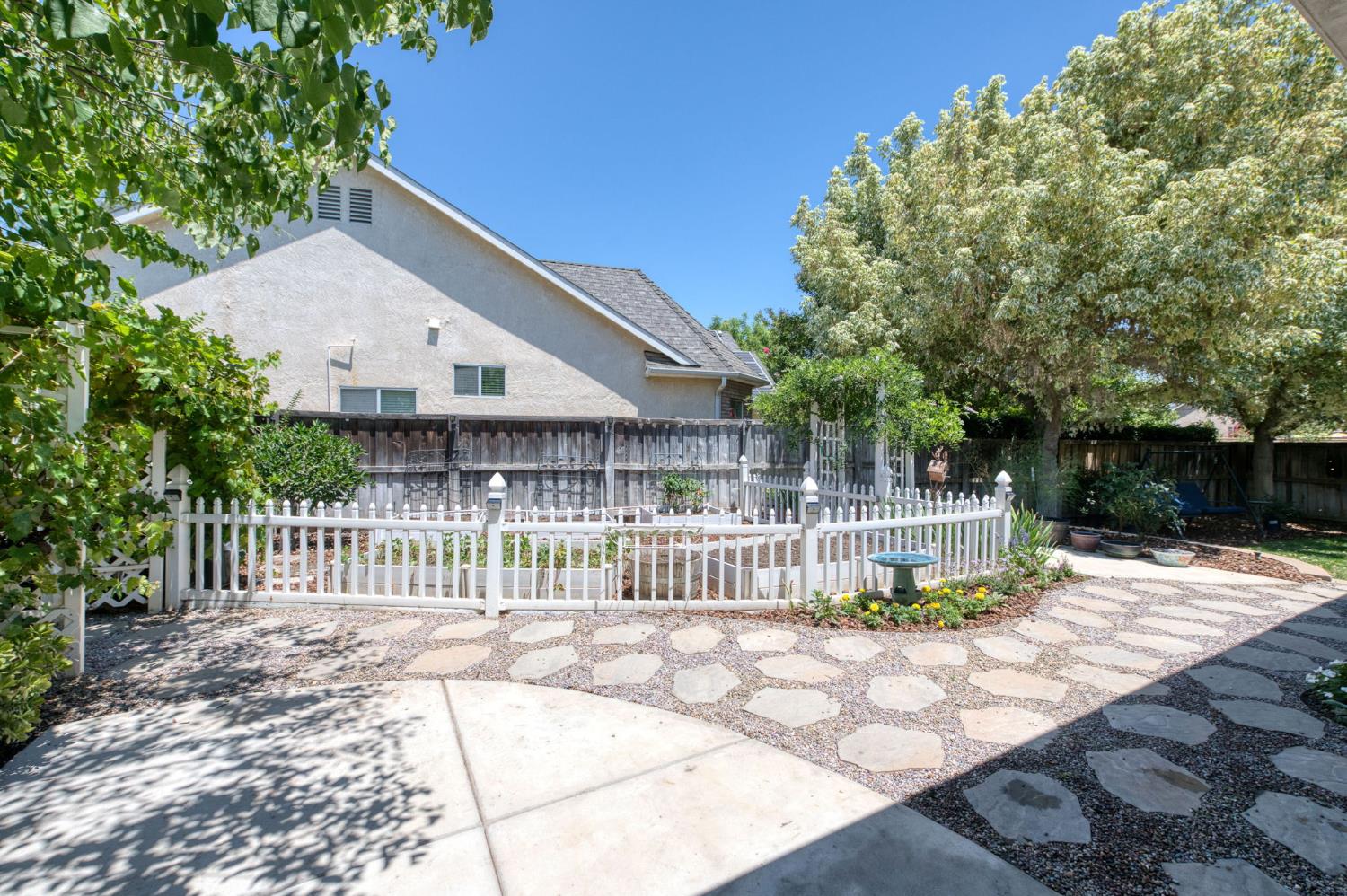 377 Moody Ave, Clovis, CA 93619