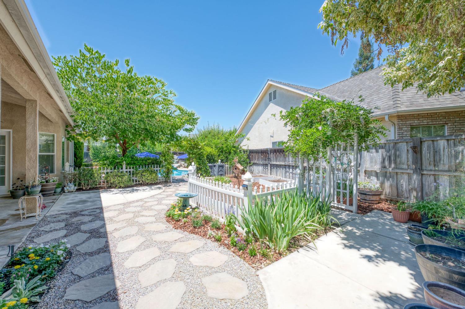 377 Moody Ave, Clovis, CA 93619