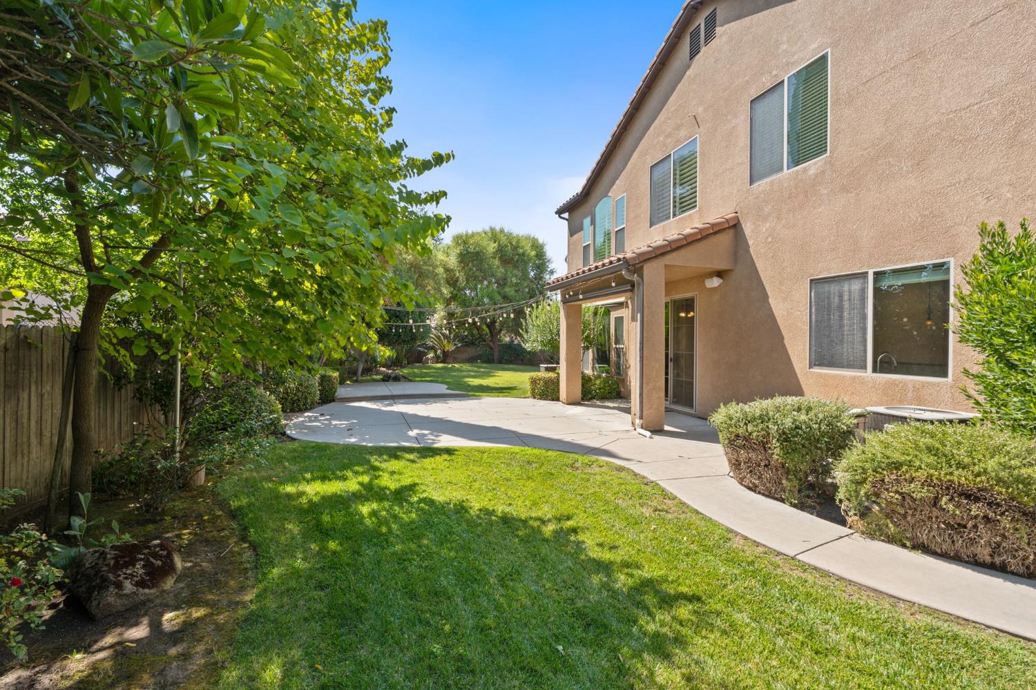 1495 E Via Mirasol Ln, Fresno, CA 93730