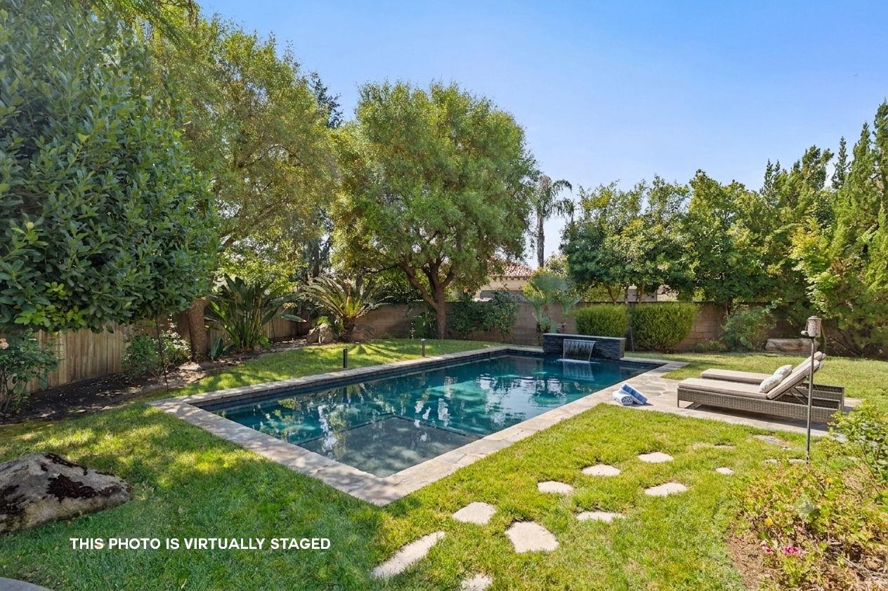 1495 E Via Mirasol Ln, Fresno, CA 93730