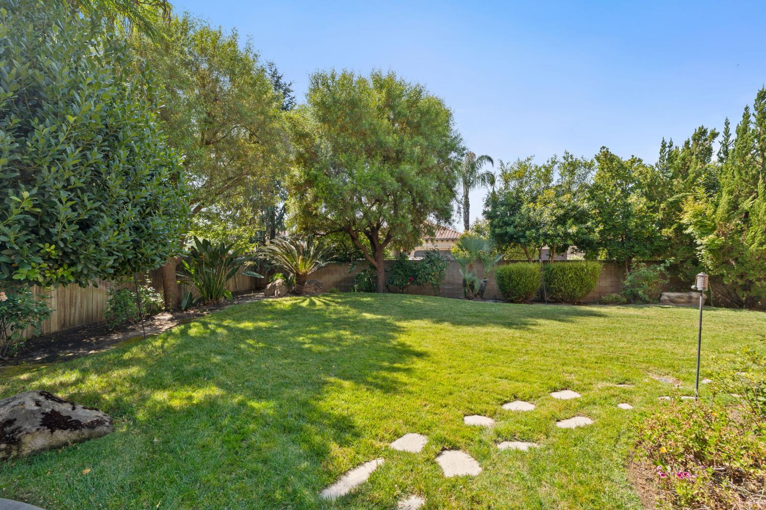 1495 E Via Mirasol Ln, Fresno, CA 93730