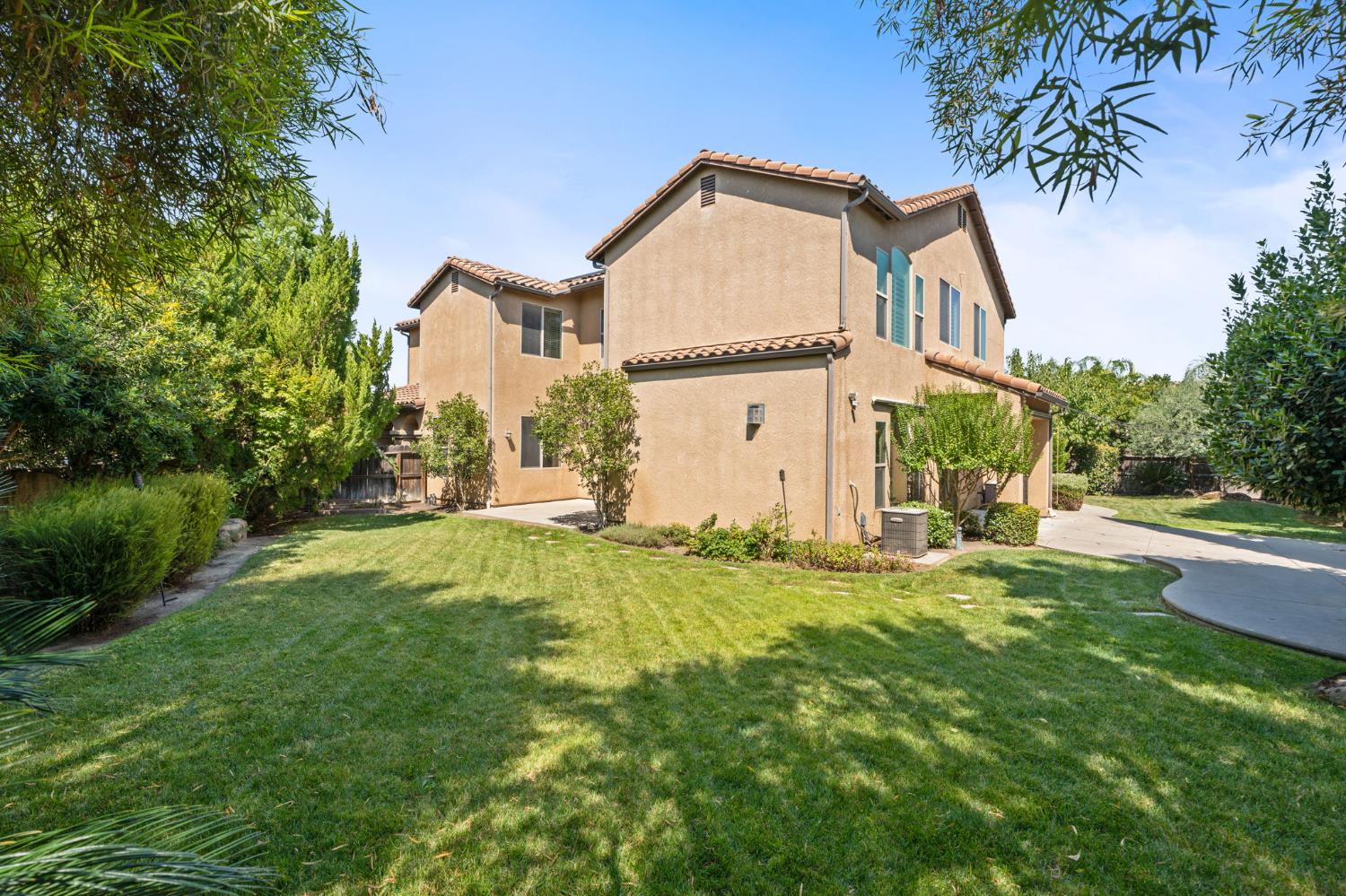 1495 E Via Mirasol Ln, Fresno, CA 93730