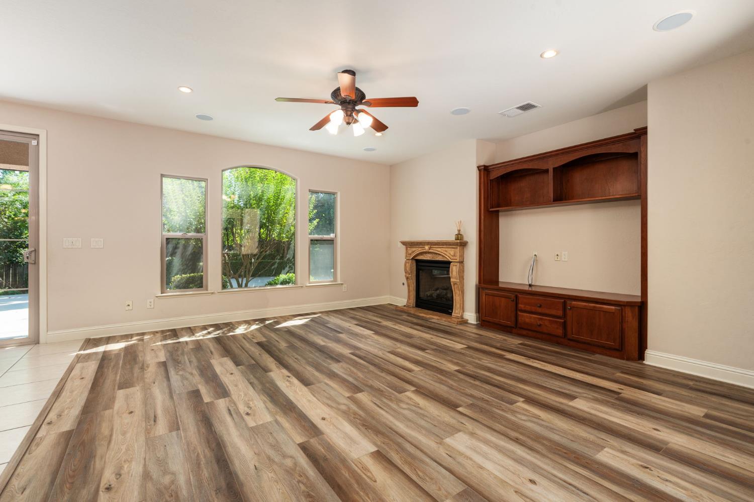1495 E Via Mirasol Ln, Fresno, CA 93730