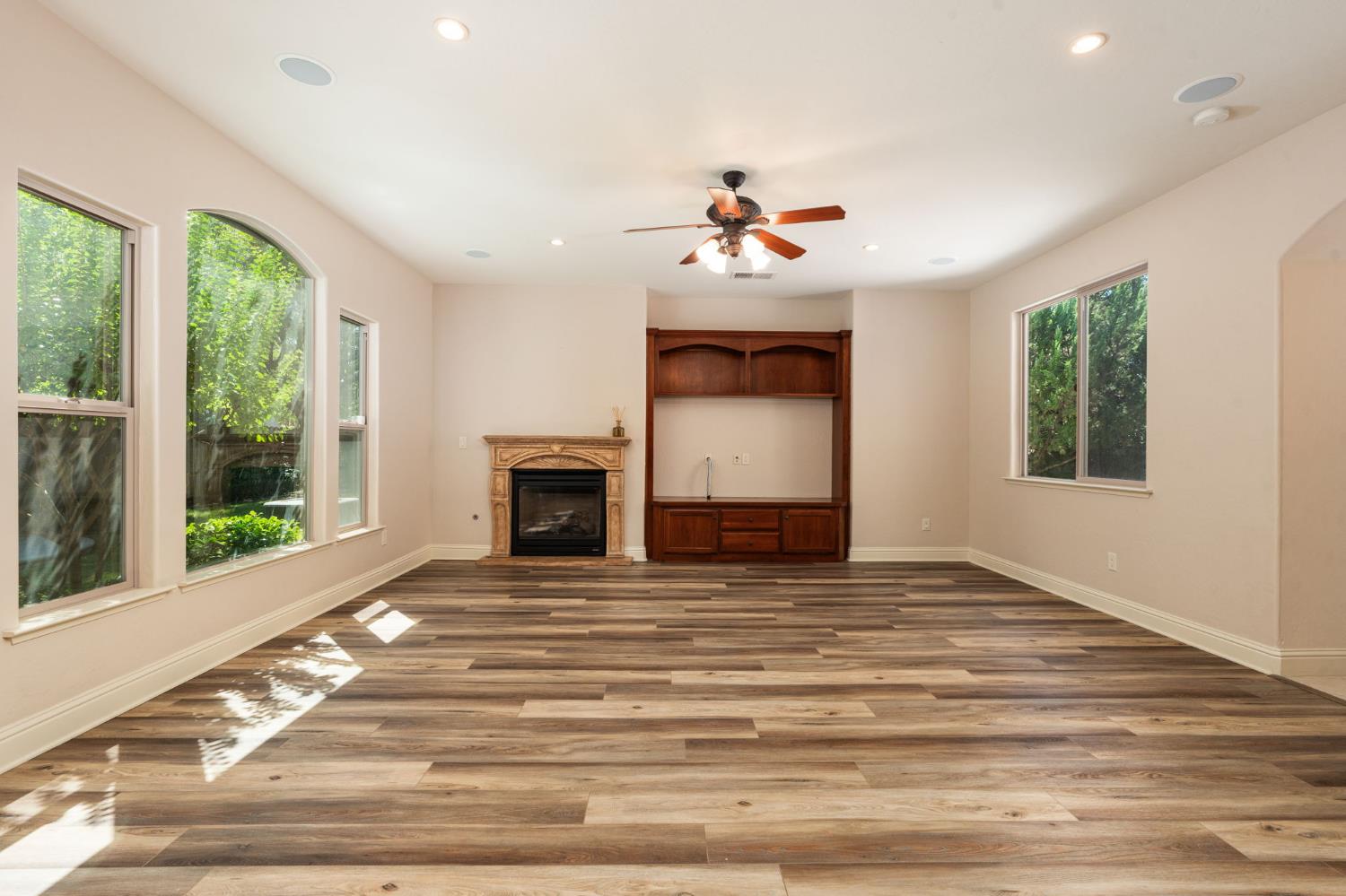 1495 E Via Mirasol Ln, Fresno, CA 93730