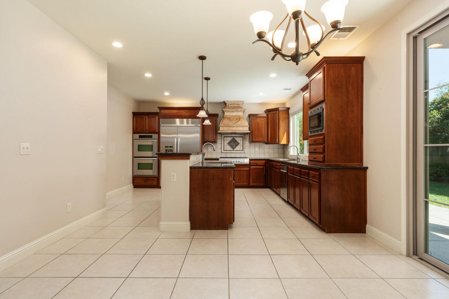 1495 E Via Mirasol Ln, Fresno, CA 93730