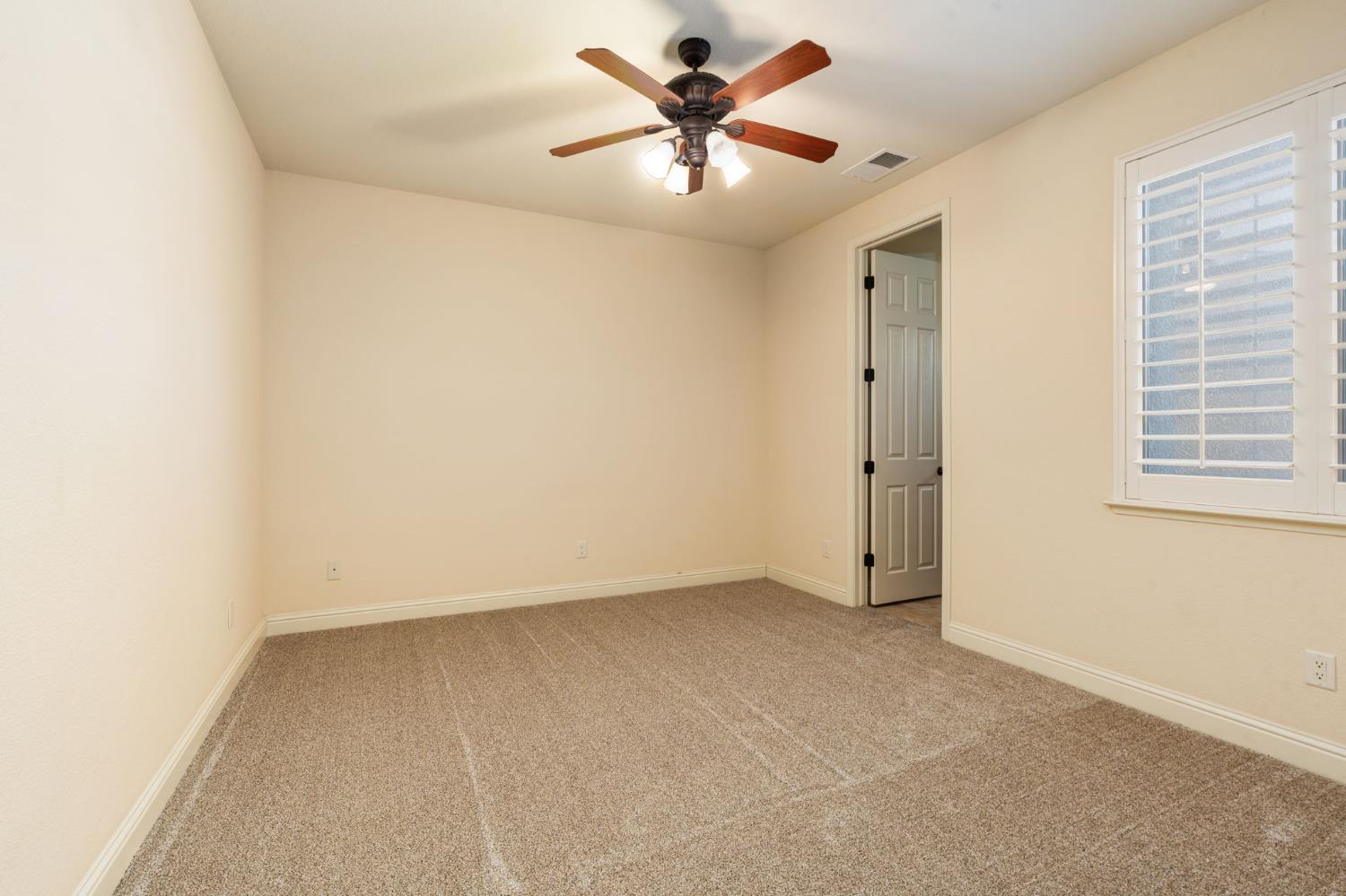 1495 E Via Mirasol Ln, Fresno, CA 93730