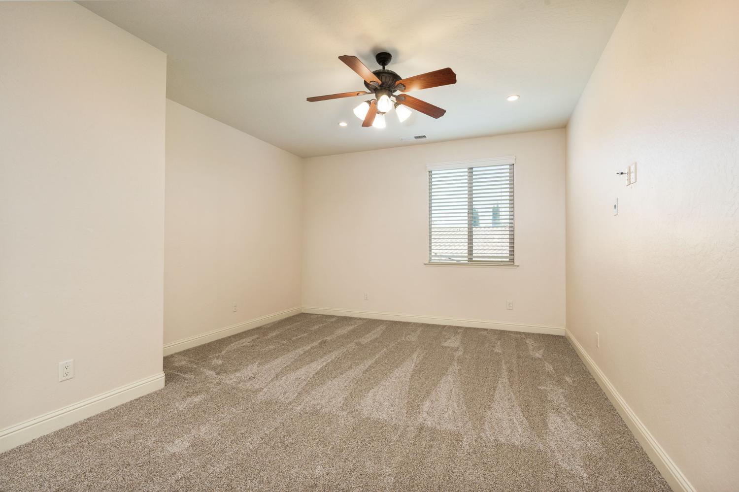 1495 E Via Mirasol Ln, Fresno, CA 93730