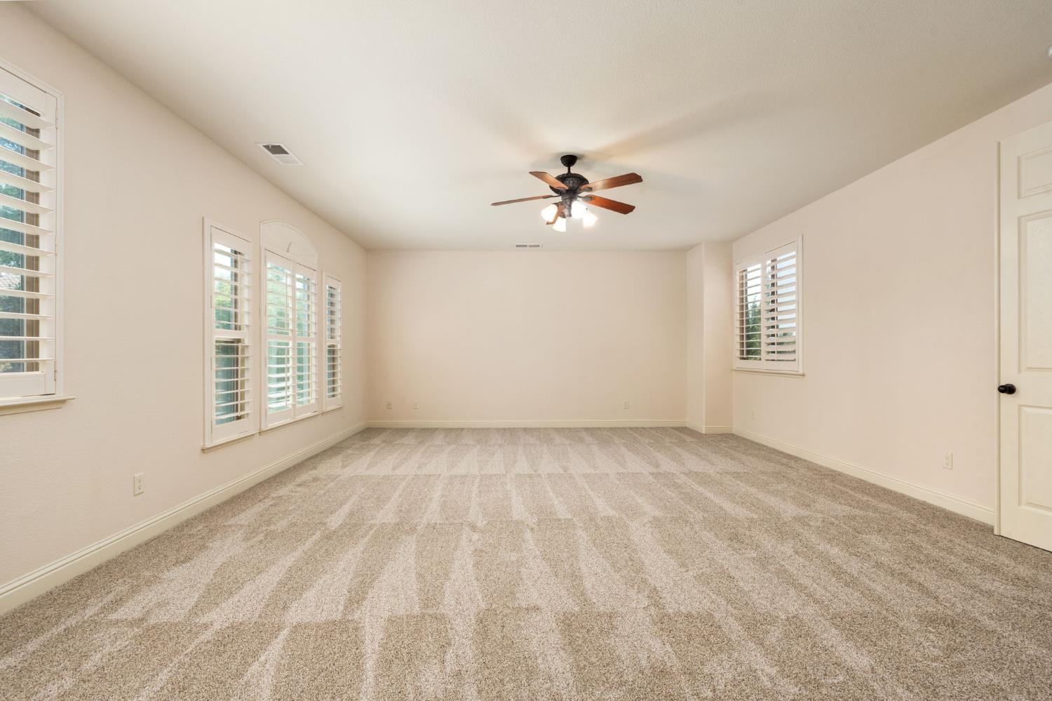1495 E Via Mirasol Ln, Fresno, CA 93730