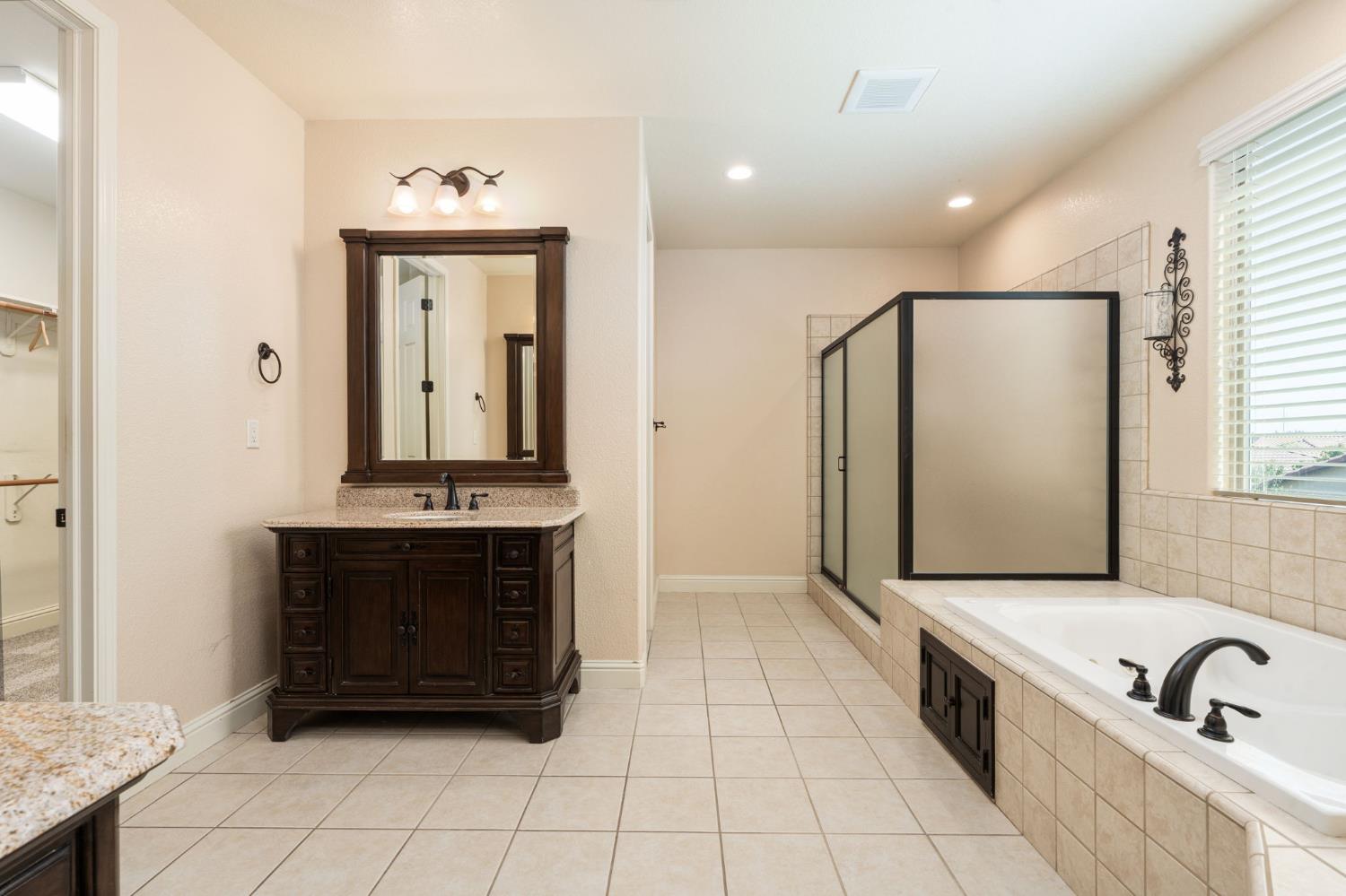 1495 E Via Mirasol Ln, Fresno, CA 93730