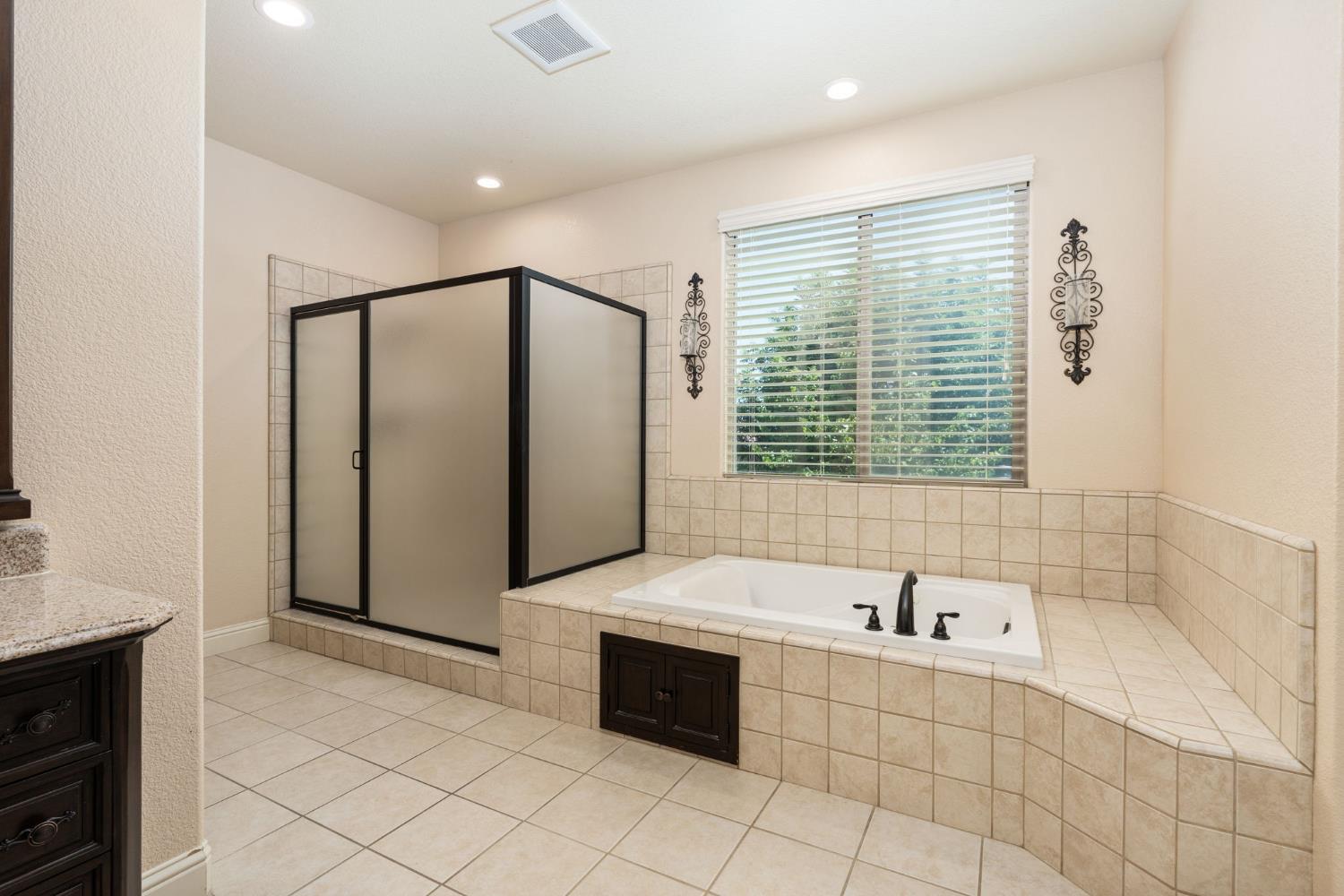 1495 E Via Mirasol Ln, Fresno, CA 93730