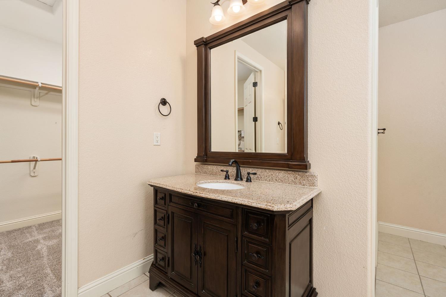 1495 E Via Mirasol Ln, Fresno, CA 93730