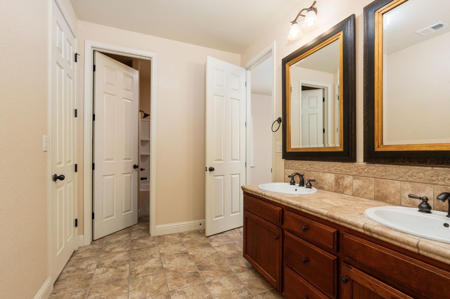 1495 E Via Mirasol Ln, Fresno, CA 93730