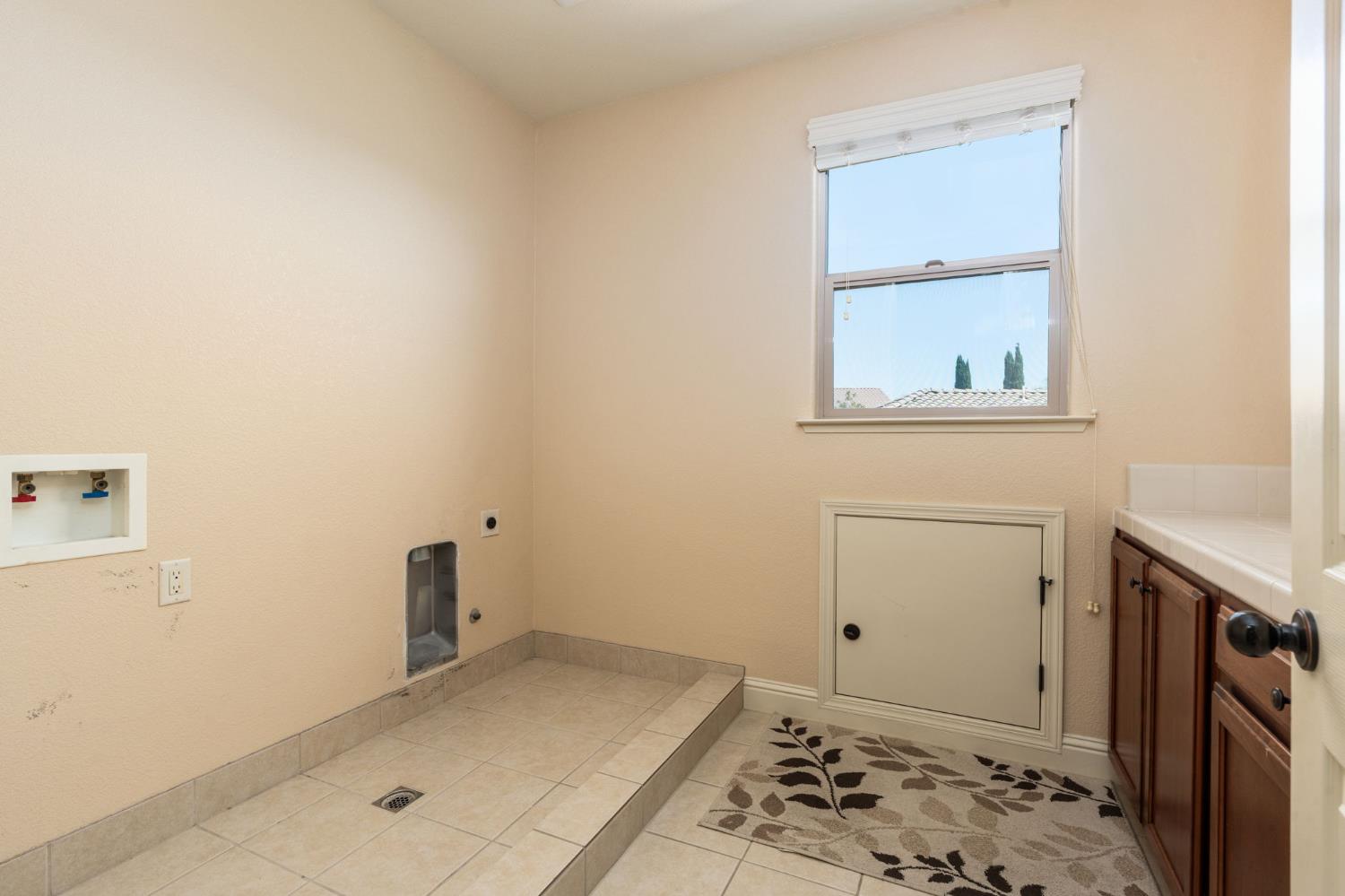 1495 E Via Mirasol Ln, Fresno, CA 93730