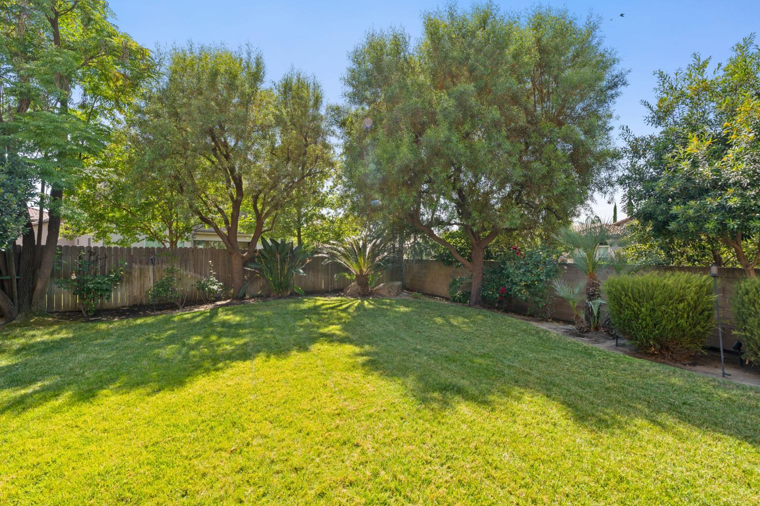 1495 E Via Mirasol Ln, Fresno, CA 93730