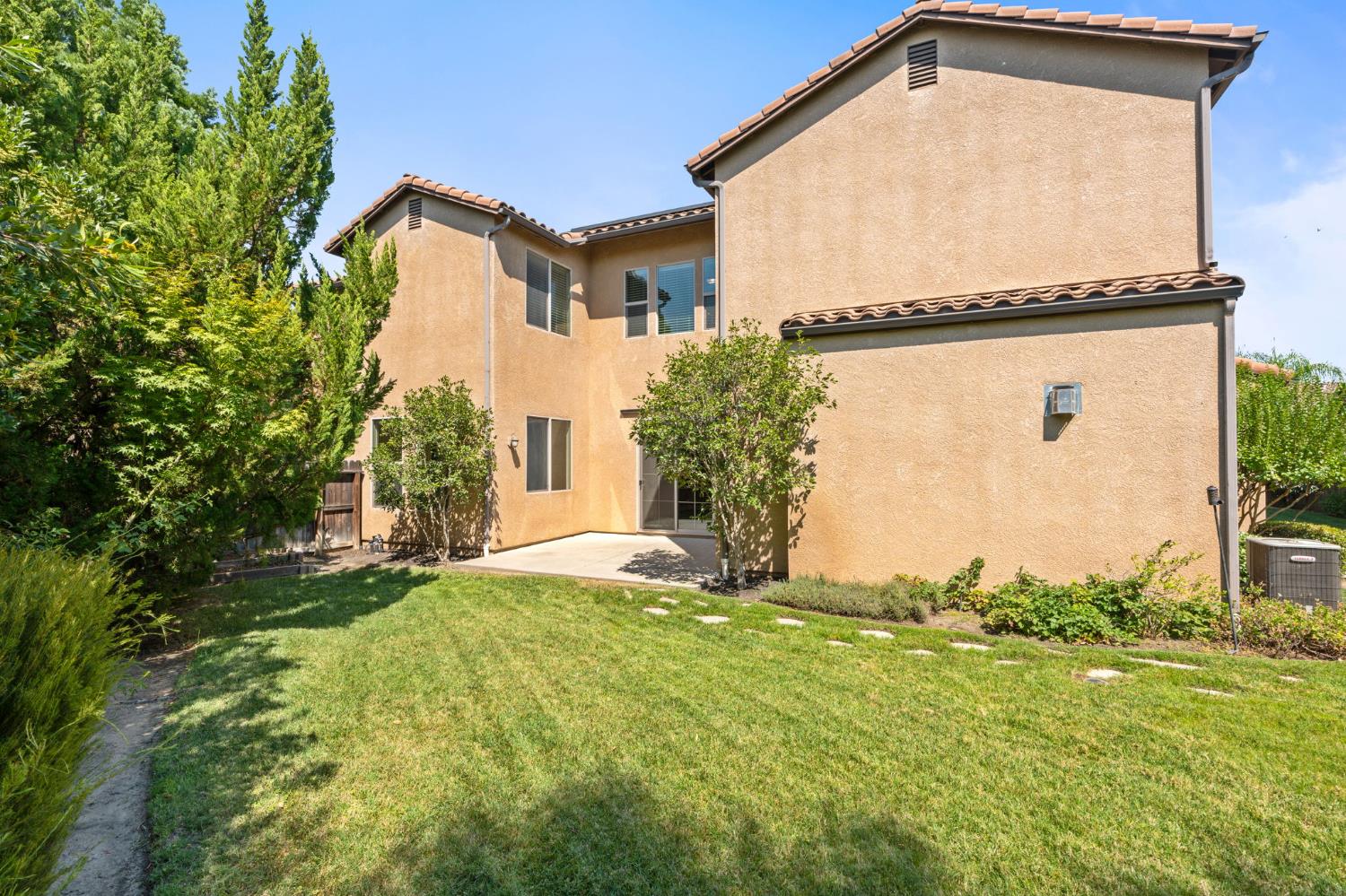 1495 E Via Mirasol Ln, Fresno, CA 93730