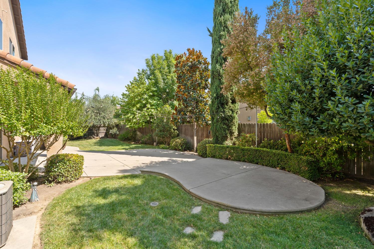 1495 E Via Mirasol Ln, Fresno, CA 93730
