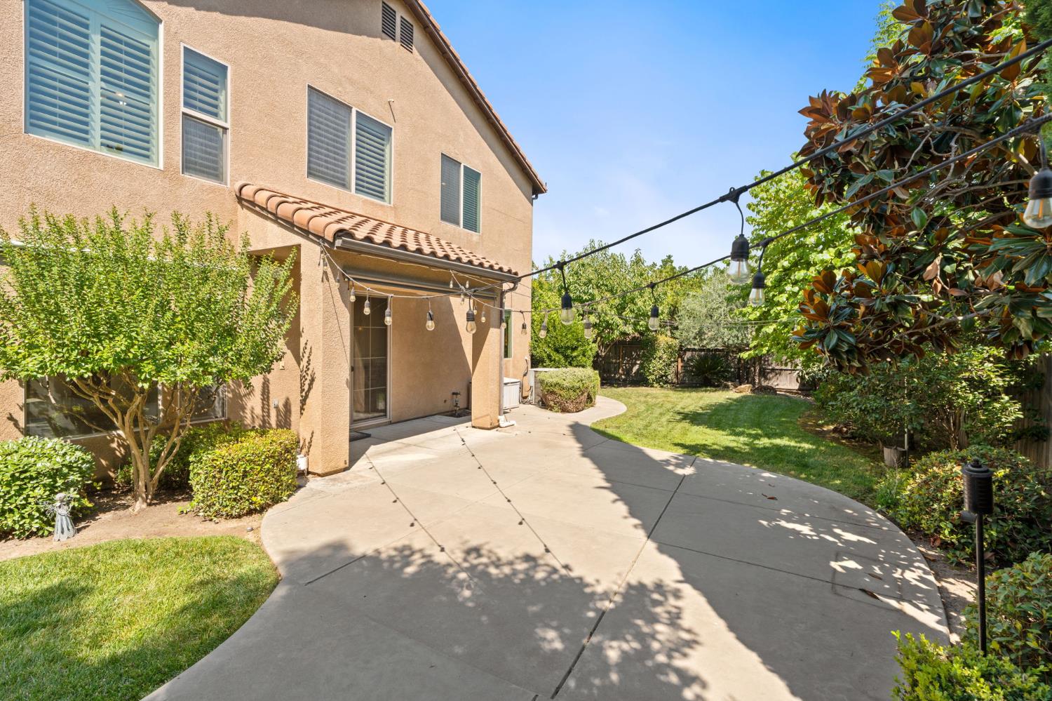 1495 E Via Mirasol Ln, Fresno, CA 93730
