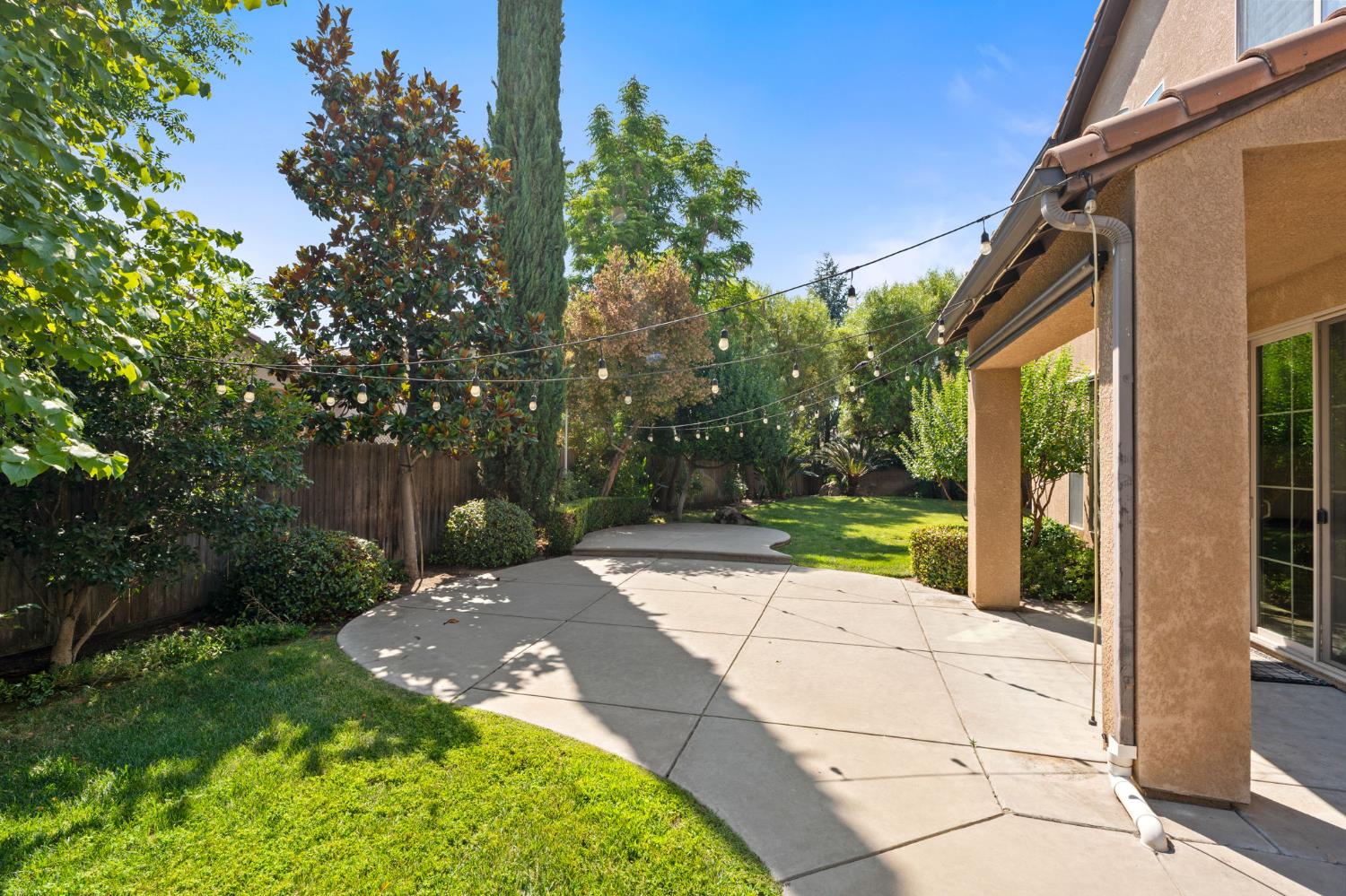 1495 E Via Mirasol Ln, Fresno, CA 93730
