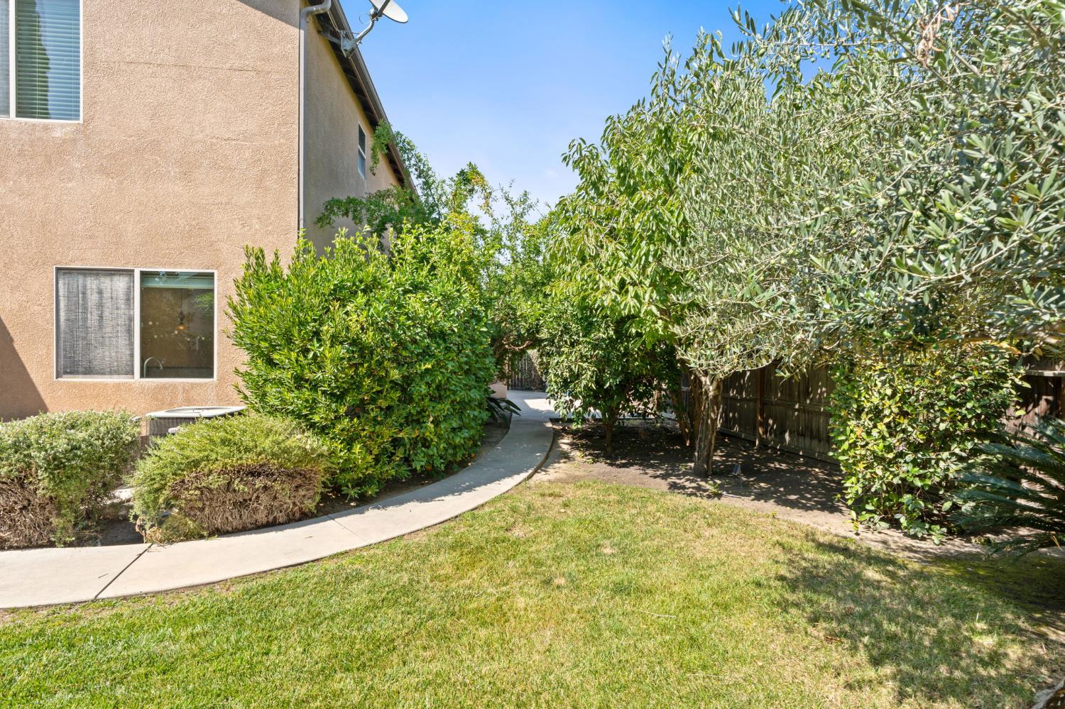 1495 E Via Mirasol Ln, Fresno, CA 93730