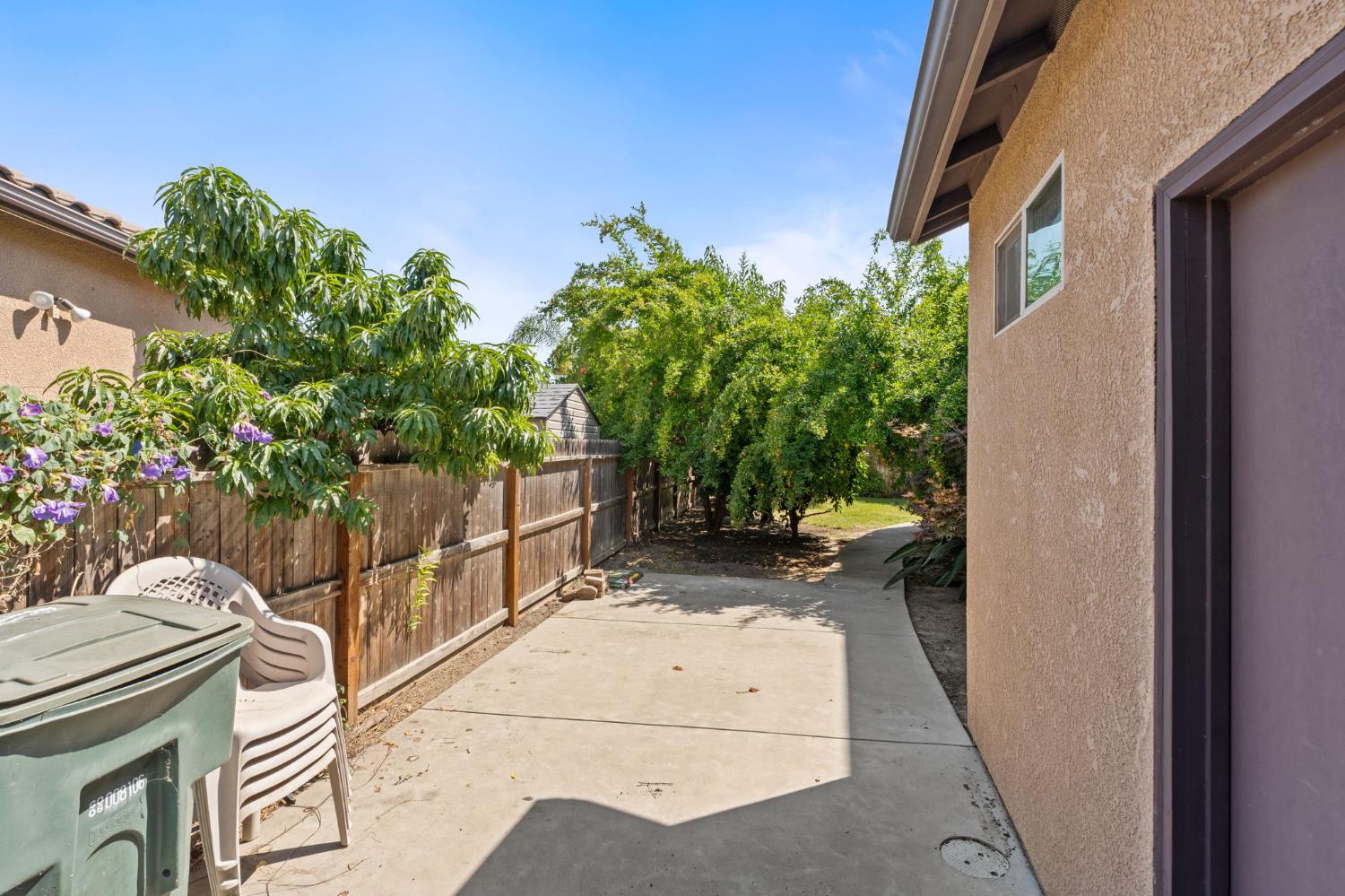 1495 E Via Mirasol Ln, Fresno, CA 93730