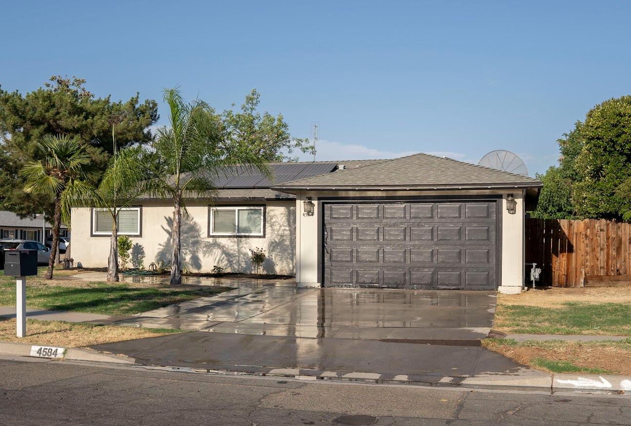 4584 N Hulbert Ave, Fresno, CA 93705