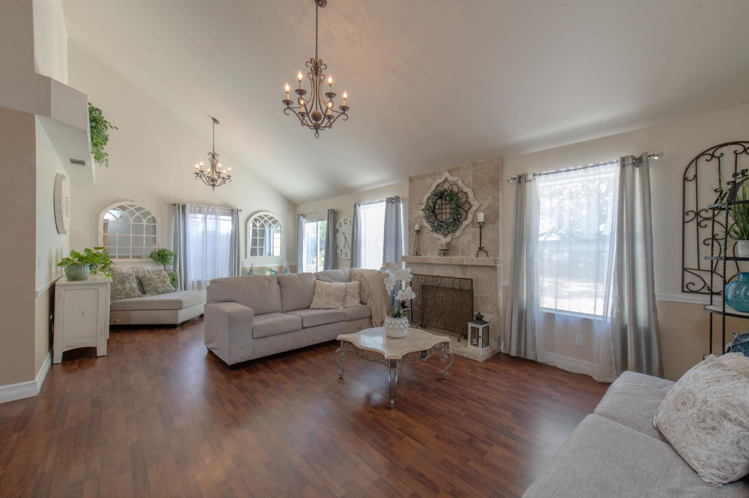 4649 W Saginaw Way, Fresno, CA 93722