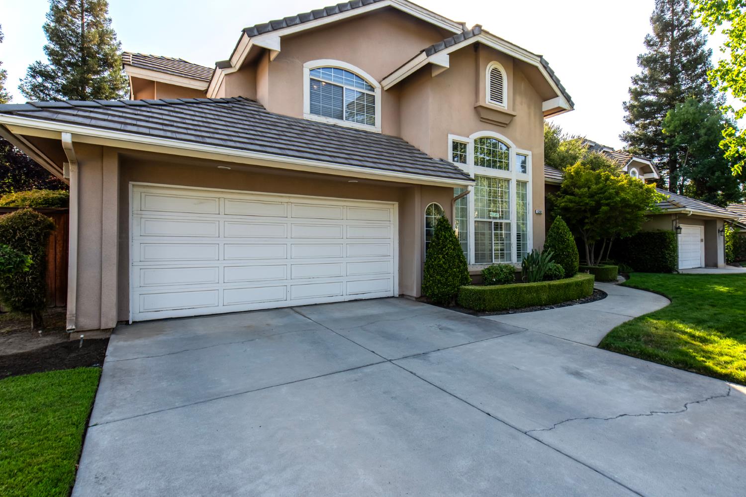 1292 E Le Parc Dr, Fresno, CA 93720