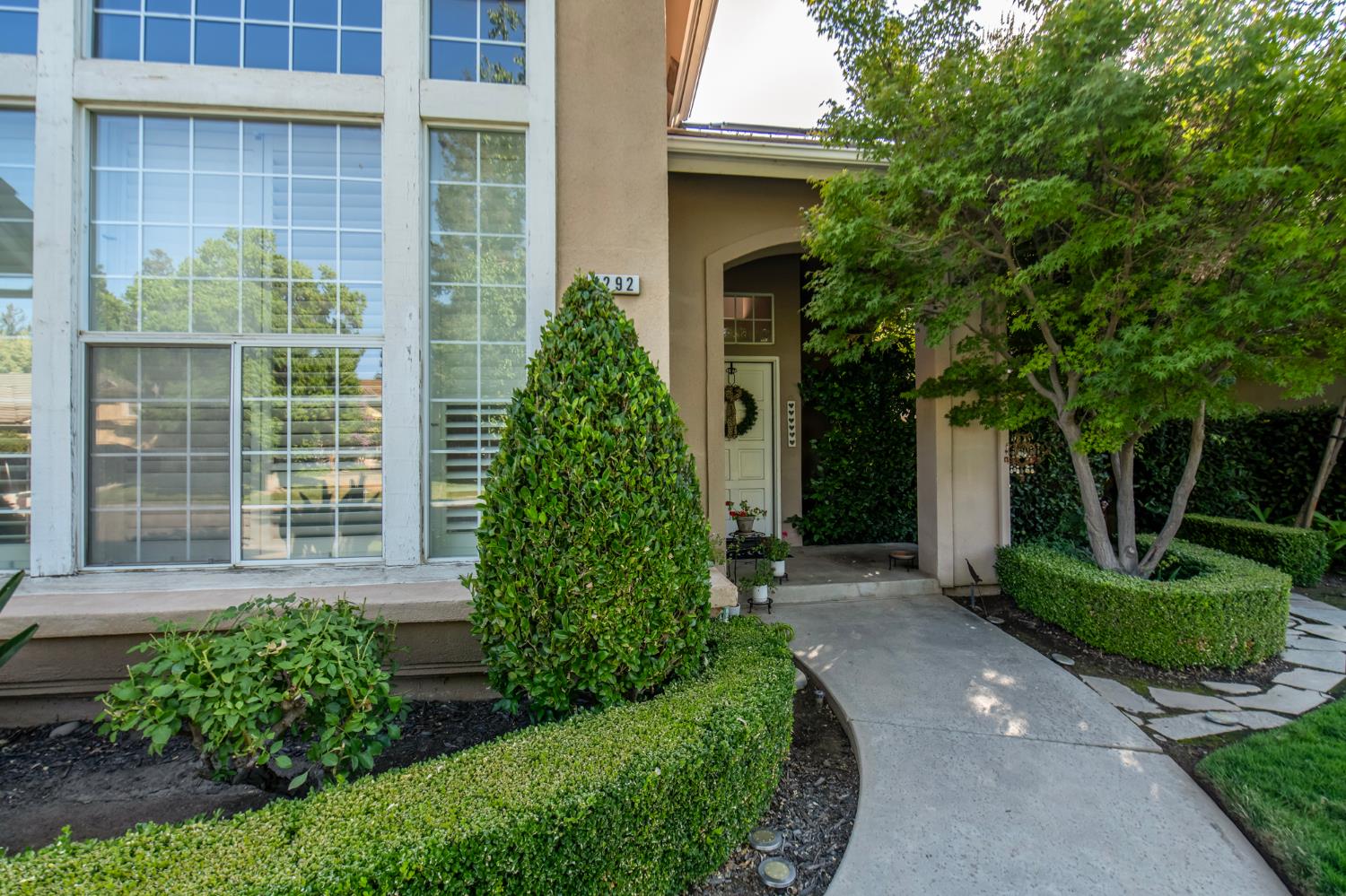 1292 E Le Parc Dr, Fresno, CA 93720
