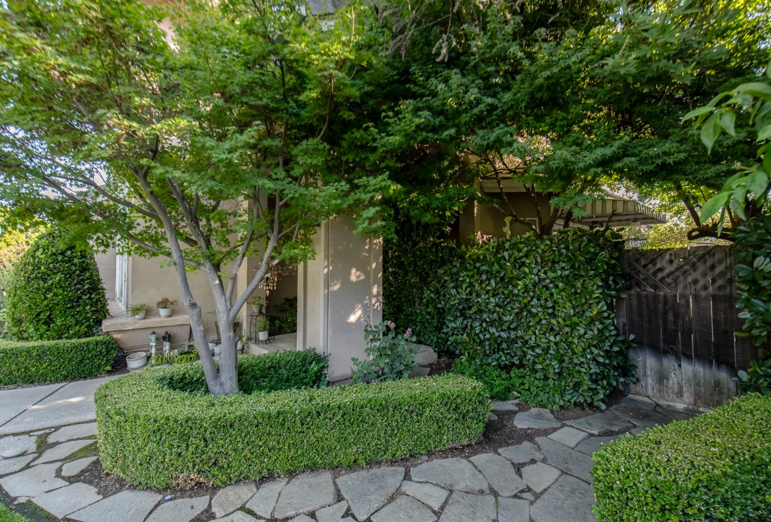 1292 E Le Parc Dr, Fresno, CA 93720