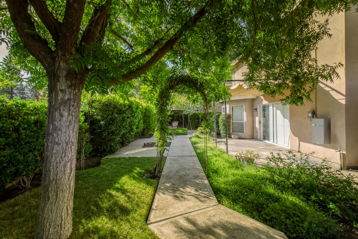 1292 E Le Parc Dr, Fresno, CA 93720