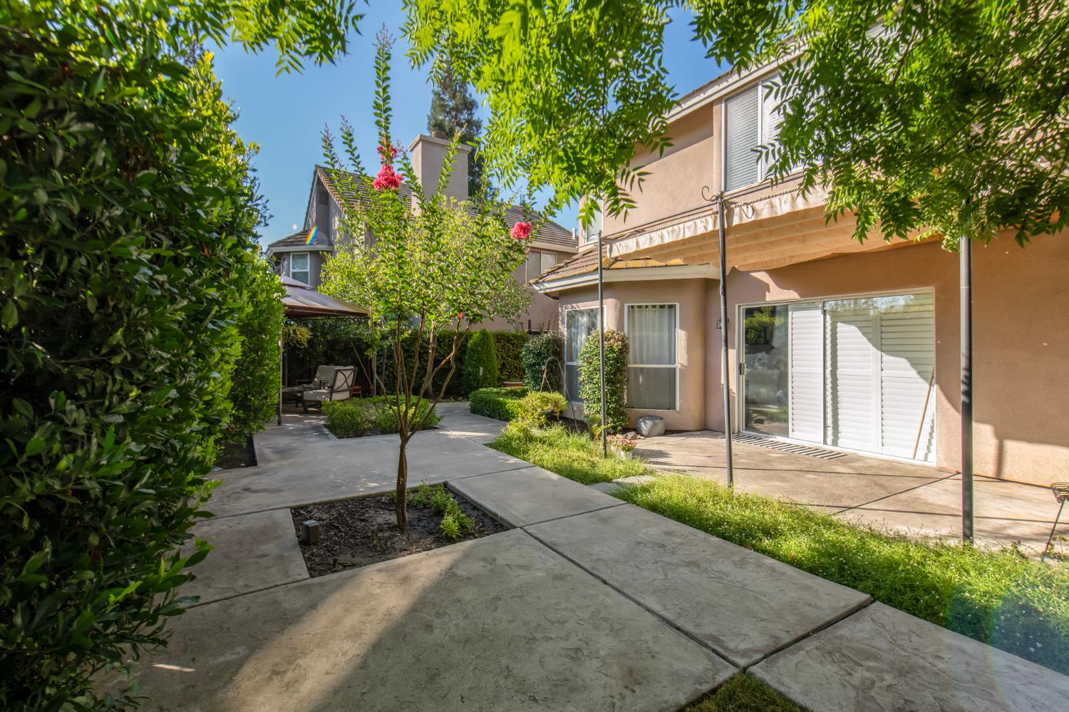 1292 E Le Parc Dr, Fresno, CA 93720