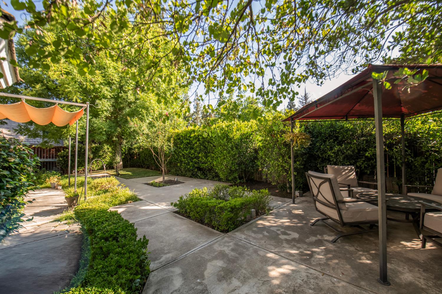1292 E Le Parc Dr, Fresno, CA 93720