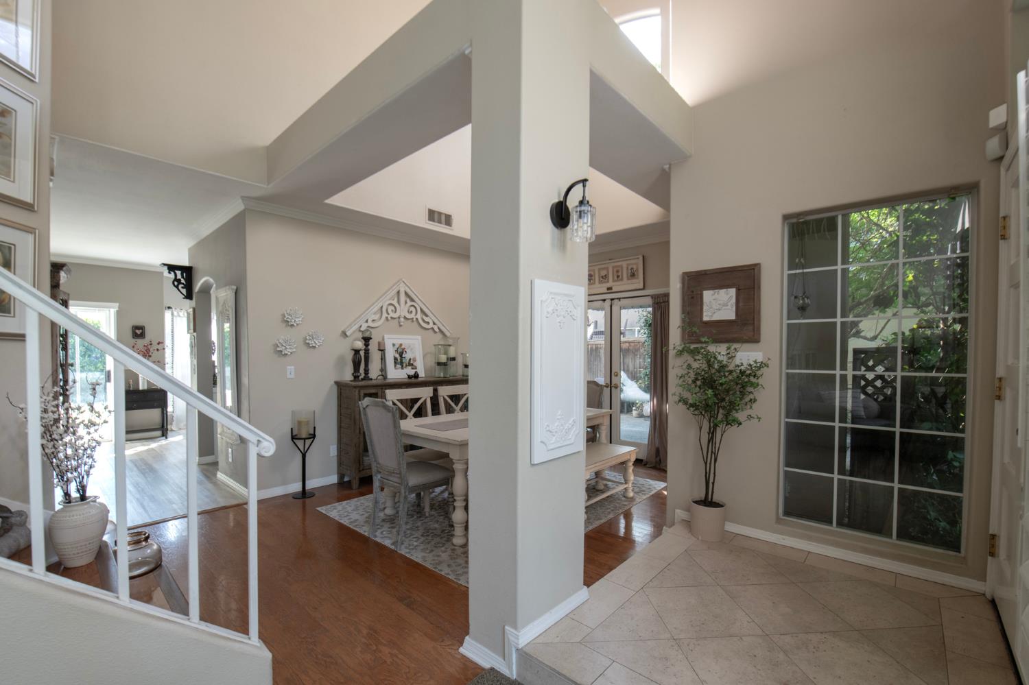 1292 E Le Parc Dr, Fresno, CA 93720