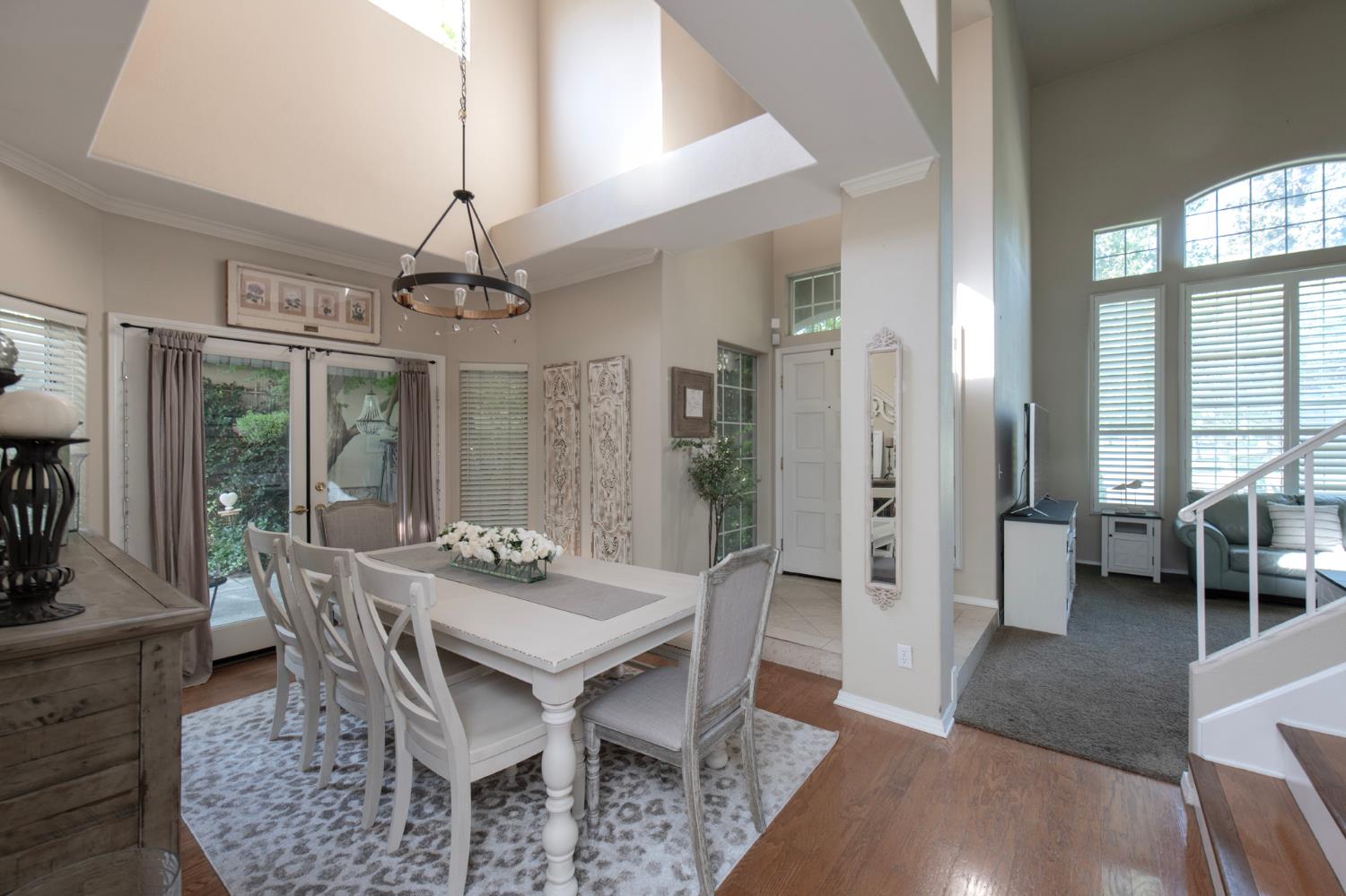 1292 E Le Parc Dr, Fresno, CA 93720