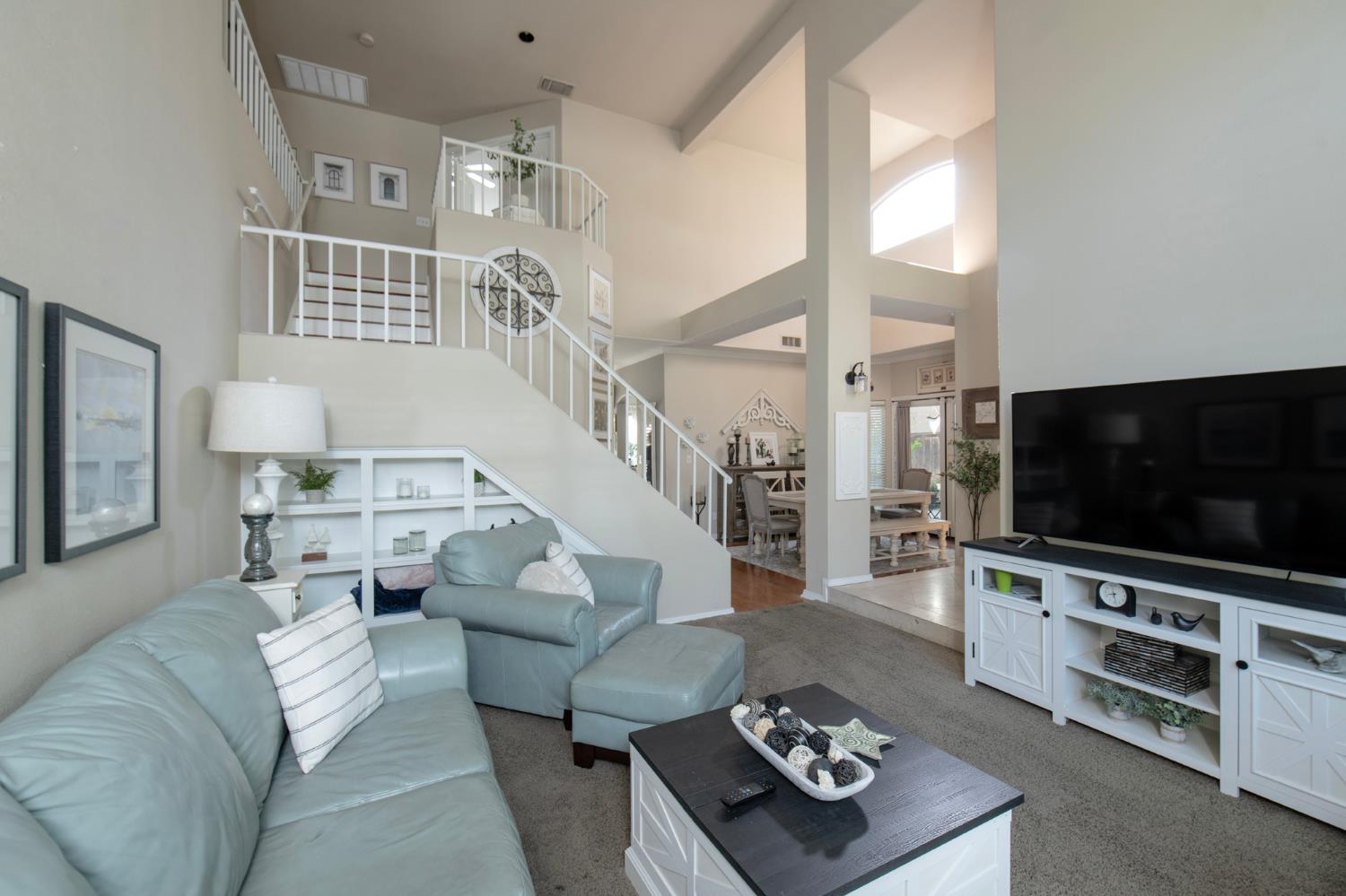 1292 E Le Parc Dr, Fresno, CA 93720