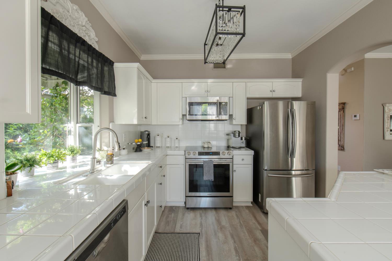 1292 E Le Parc Dr, Fresno, CA 93720