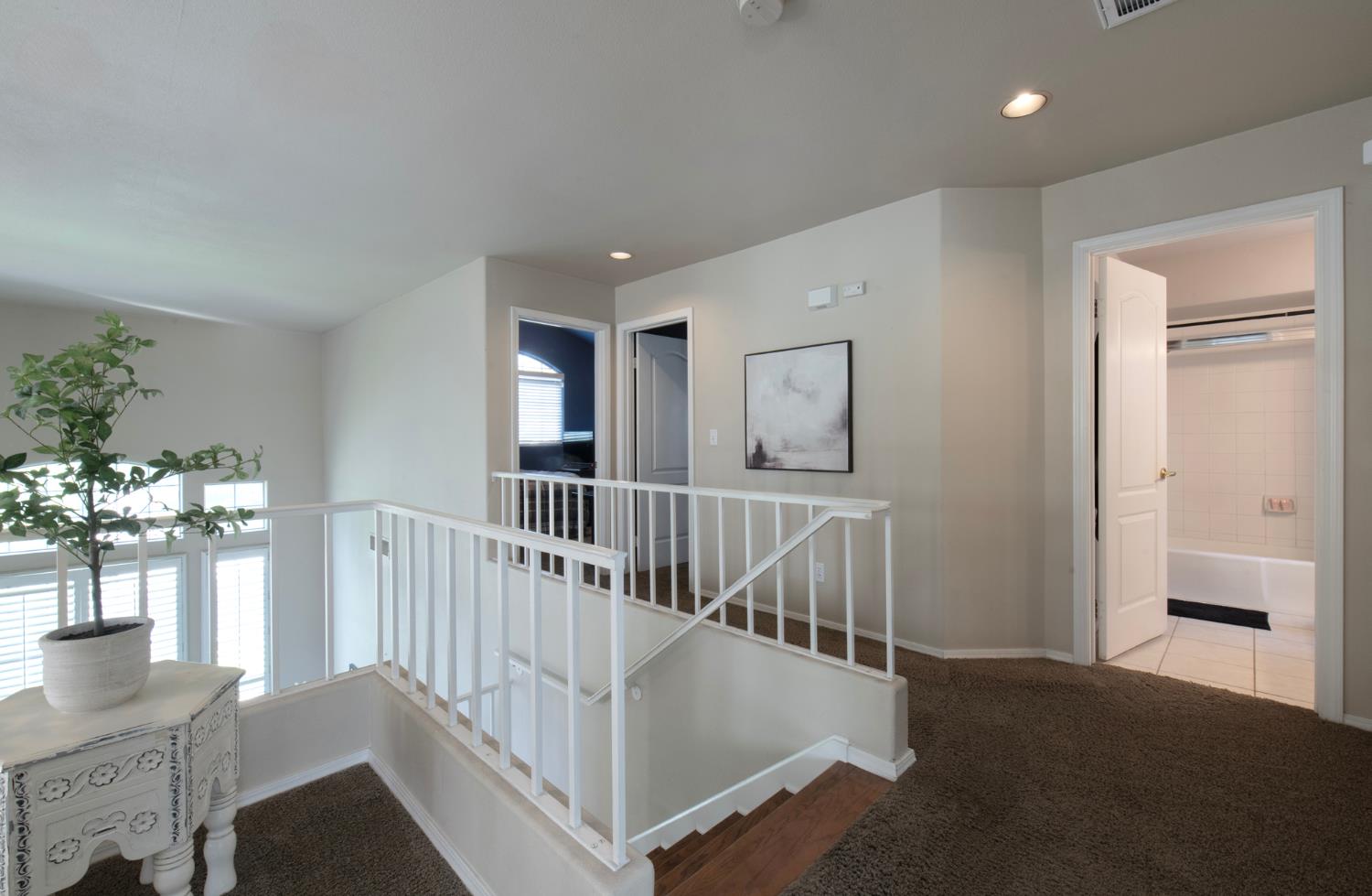 1292 E Le Parc Dr, Fresno, CA 93720