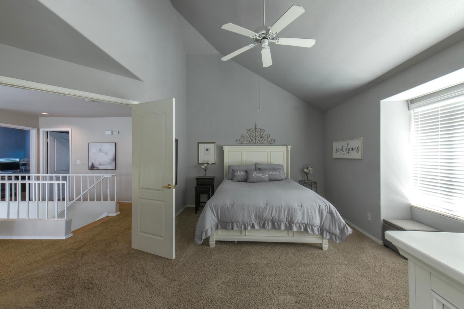 1292 E Le Parc Dr, Fresno, CA 93720