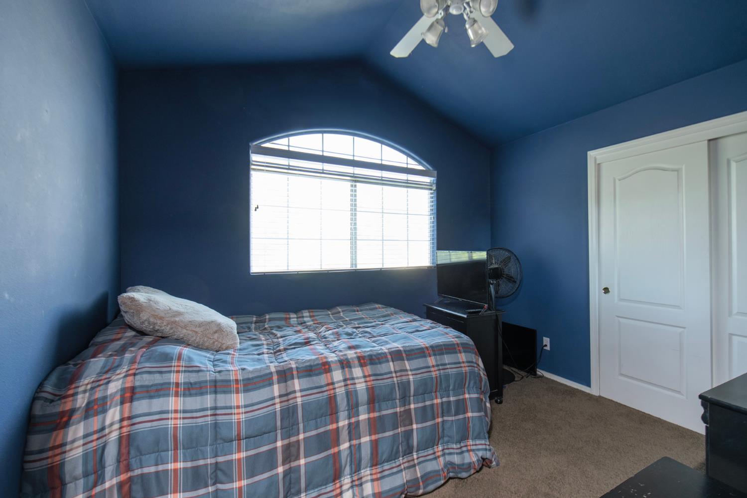 1292 E Le Parc Dr, Fresno, CA 93720