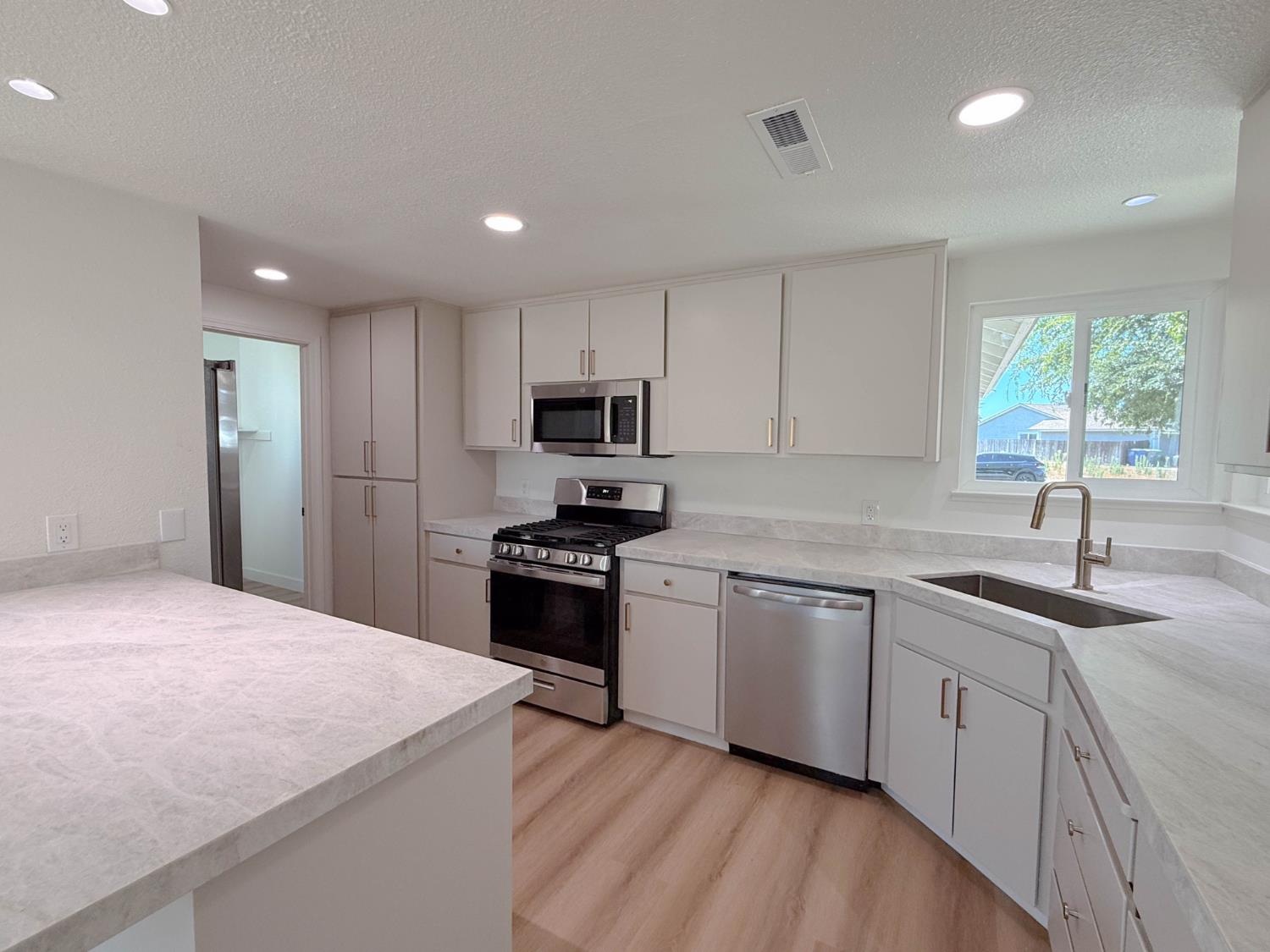 519 Rosehill Dr, Chowchilla, CA 93610