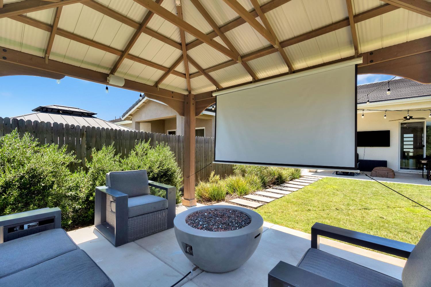 537 Huntington Ave S, Madera, CA 93636