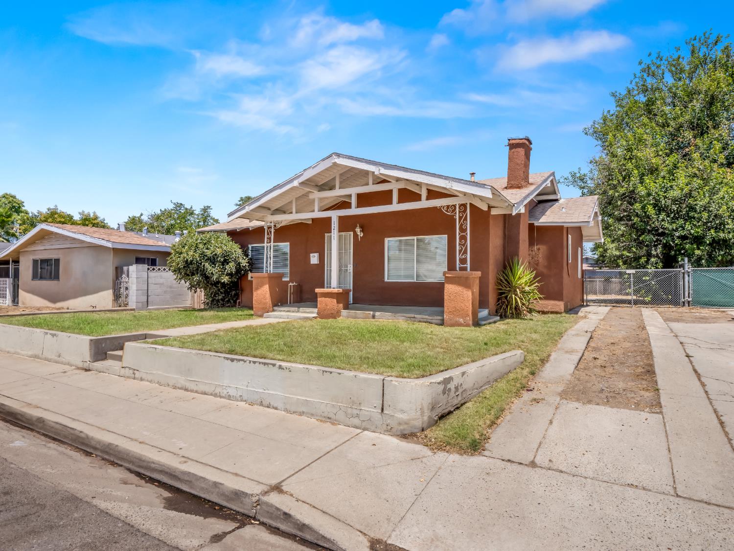 1211 Clinton Ave, Fresno, CA 93704