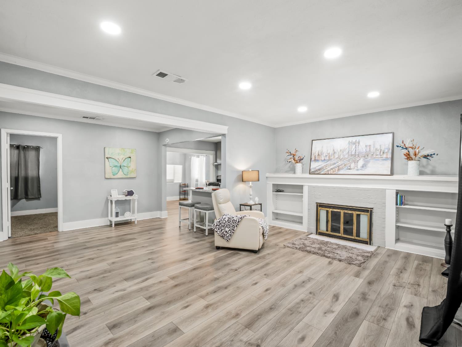 1211 Clinton Ave, Fresno, CA 93704