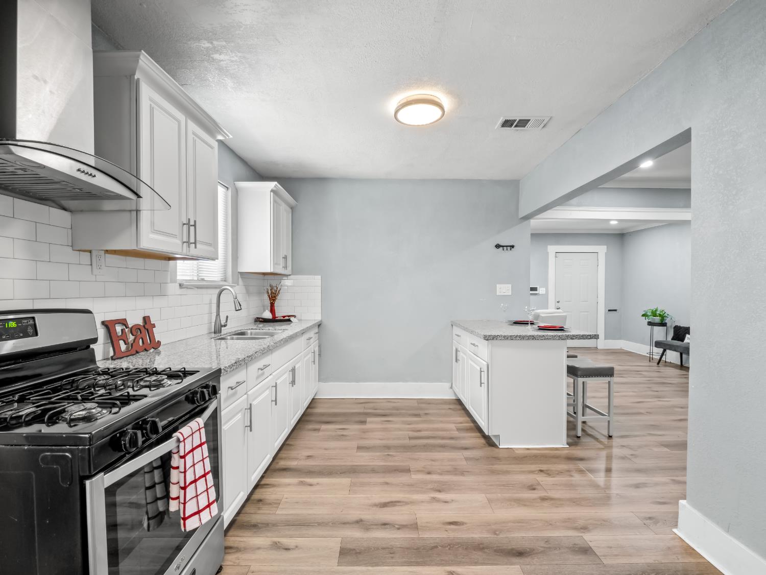 1211 Clinton Ave, Fresno, CA 93704