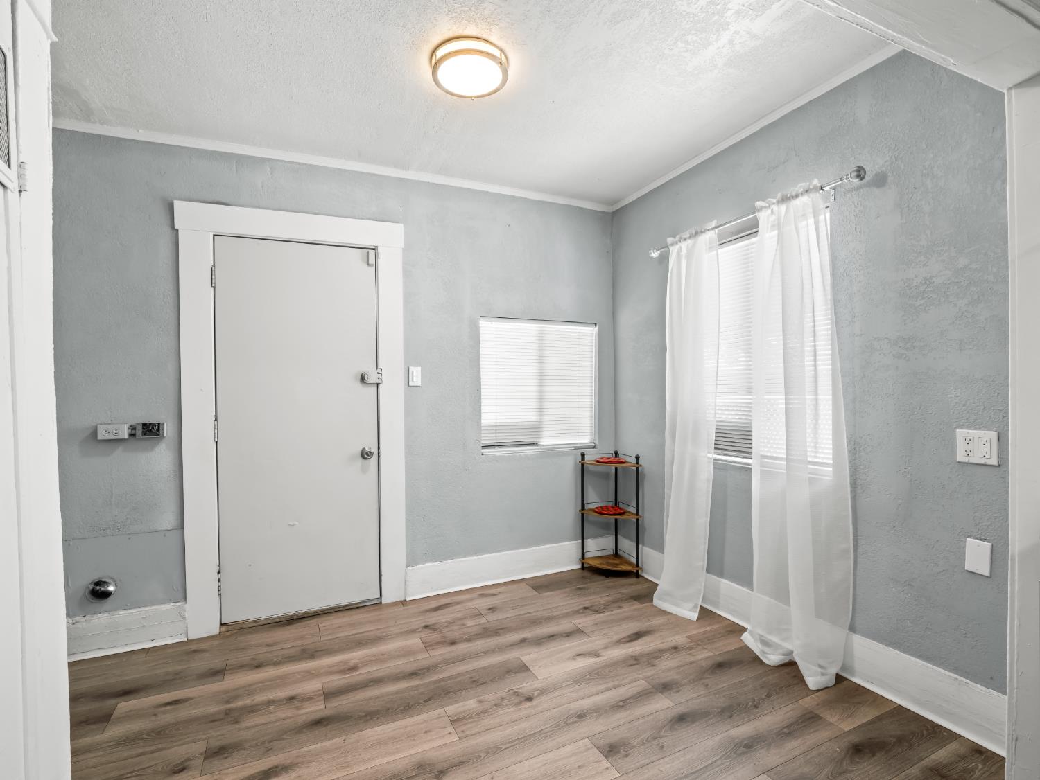 1211 Clinton Ave, Fresno, CA 93704